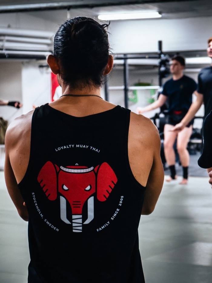 Mano, huvudtränare thaiboxning, i Loyalty Muay Thai-linne under träning i Bromma